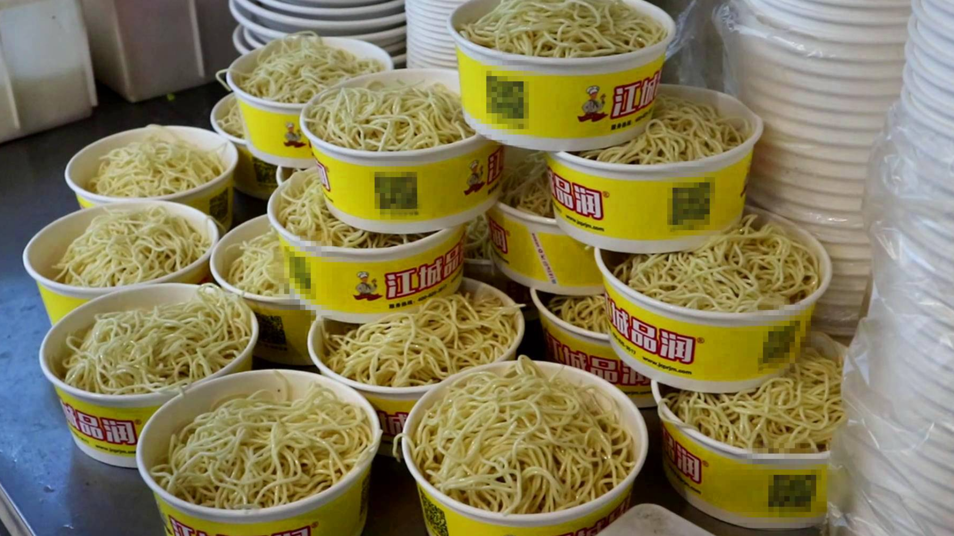 武汉火爆小吃店,面碗堆成山来卖!热干面5元一大碗,好吃又管饱